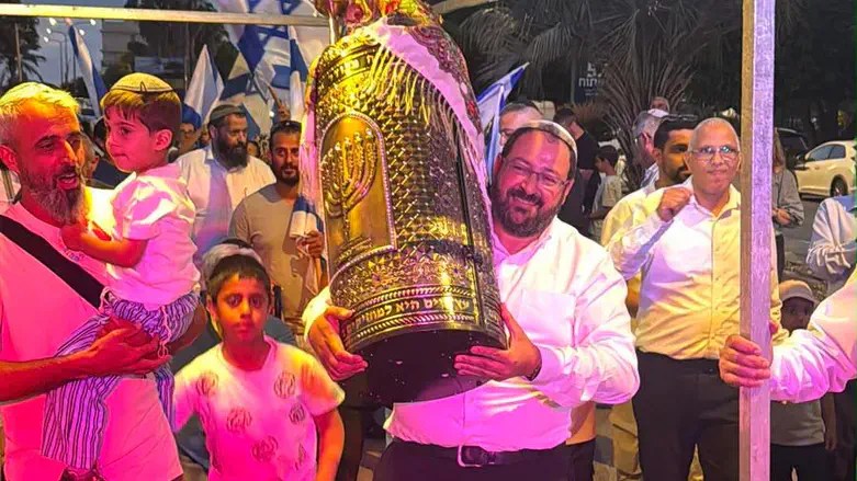 הכנסת ספר התורה