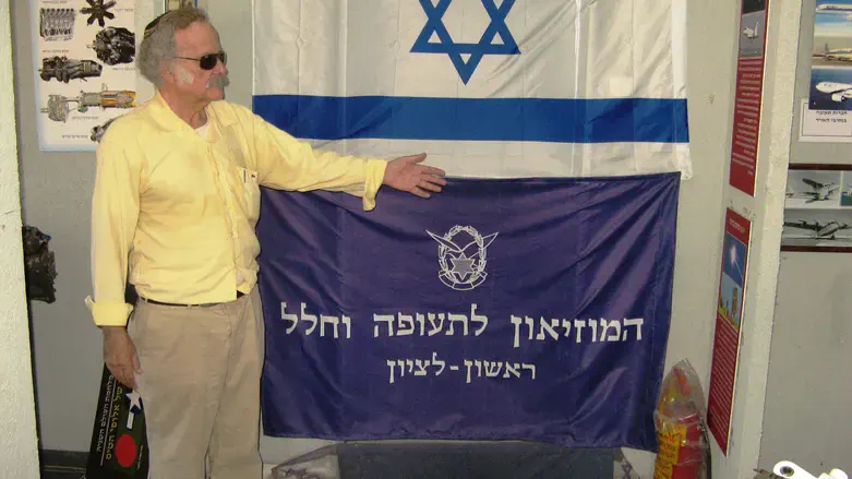 דני במוזיאון המטוסים שהקים במנחת ראשון לציון