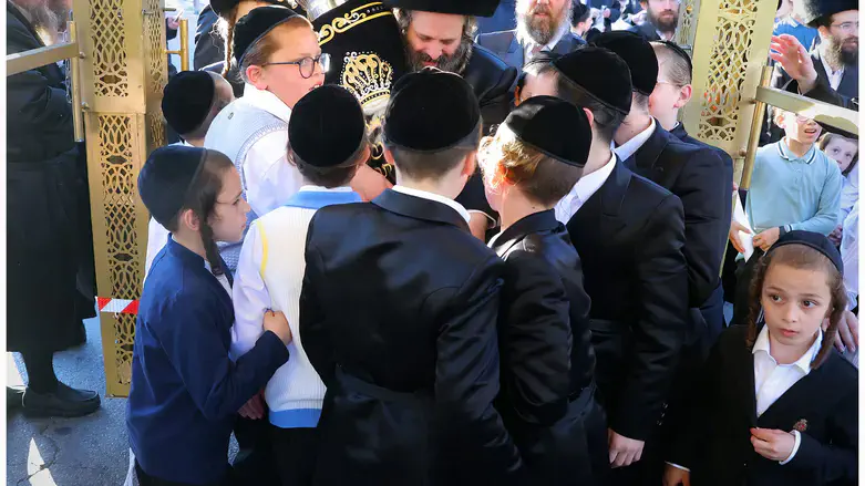 הילדים היתומים רוקדים עם ספר התורה