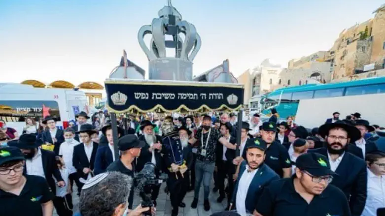 הכנסת ספר התורה הקודם של ילדי ישראל