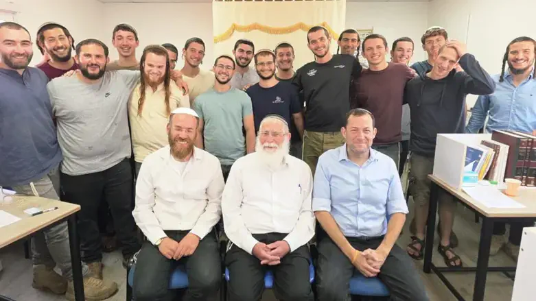 דגן עם התלמידים והרבנים
