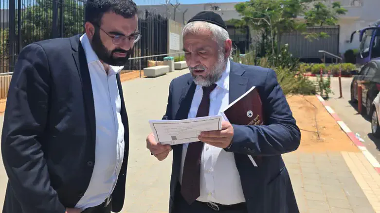 MK Moshe Abutbul at the prison gates