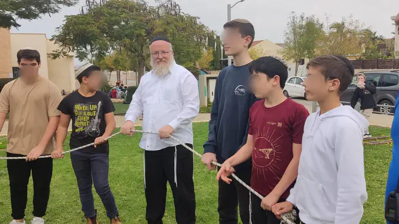 הרב היוצא הרב אקשטיין עם תלמידי ישיבת כפר מימון