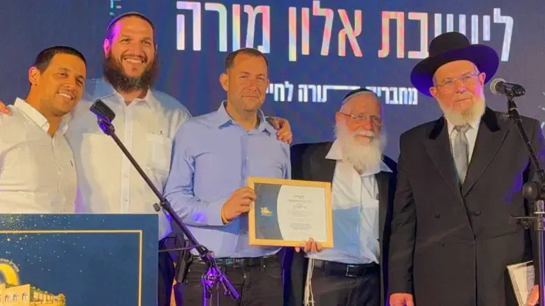 הענקת התעודה לדגן