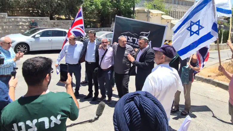 במחאה מול הקונסוליה הבריטית. יונתן אחיה