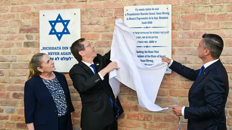 Herzog unveils the plaque at Iași Museum