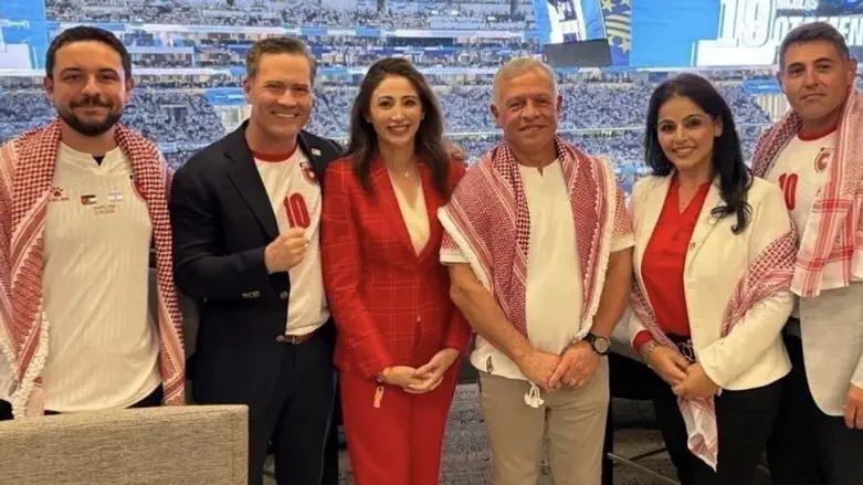 Waltz and Nesheiwat, with Jordanian royals