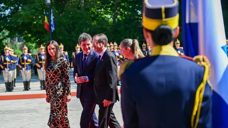 Pres. Isaac Herzog and Romania's Pres. Nicușor Dan, with their wives