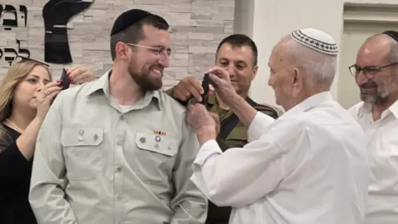 הרב יוסף מנחם מקבל דרגה