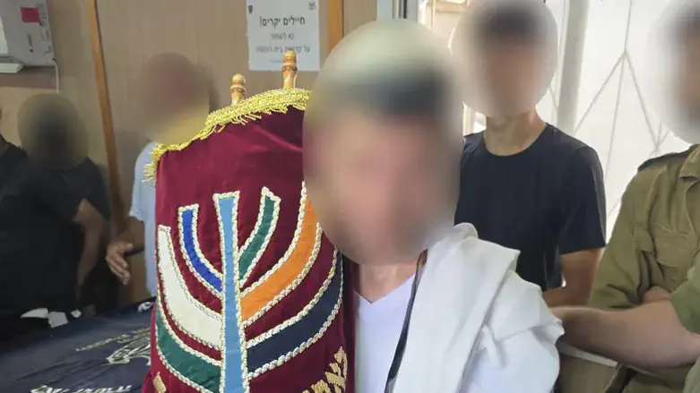 נ' חוגג עם ספר תורה ותפילין