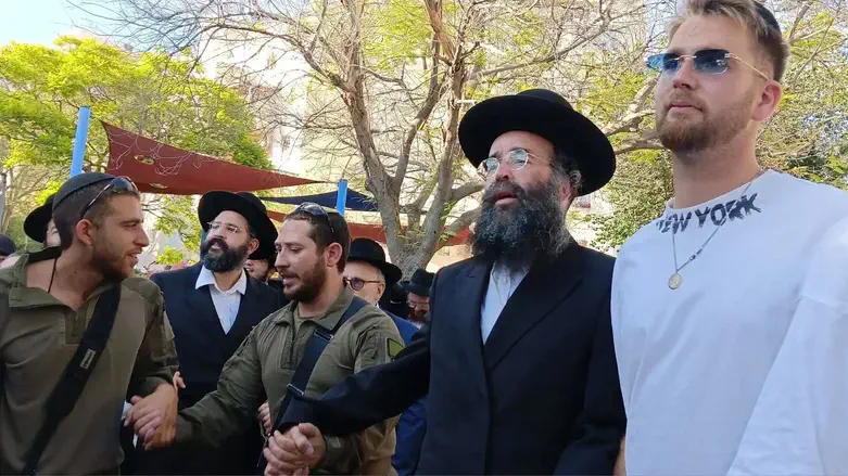 Soldiers and haredim - Hachnasat Sefer Torah