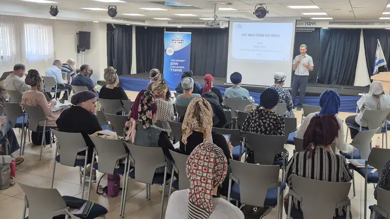 הרב יוגב שמחון במהלך שיעור