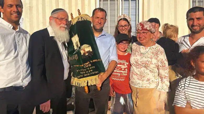 הכנסת ספר התורה