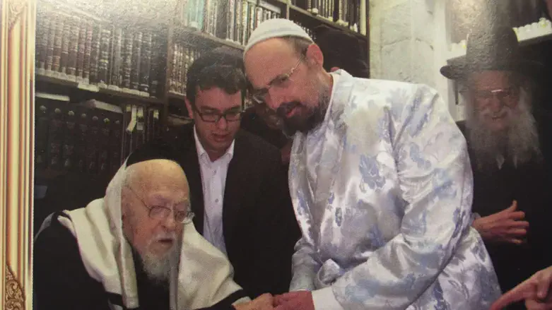 כותב השורות בצעירותו סמוך לרב אלישיב