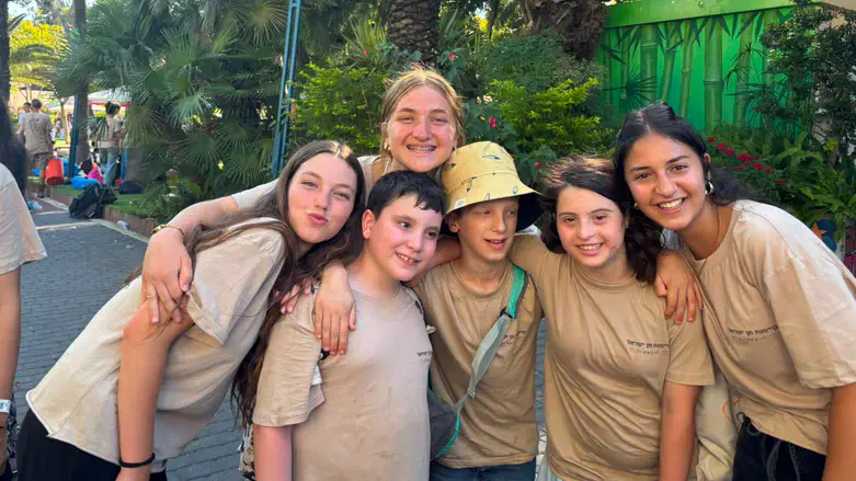 בני הנוער בתקוע עם הילדים
