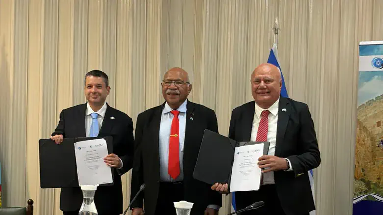 L-R: Josh Reinstein, Fiji PM Sitiveni Ligamamada Rabuka, Fiji Dep. PM Villiame R. Gavoka