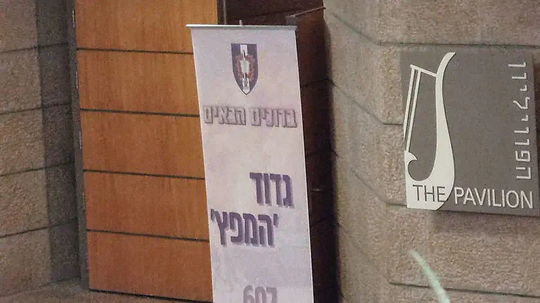 כנס גדודי באולם של המיסיון