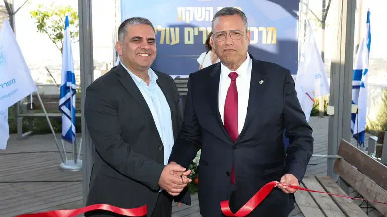 ליאון וסופר