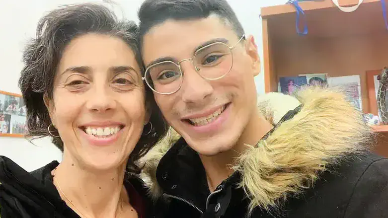 עומרי בלום (מימין) עם האם המאמצת גליה