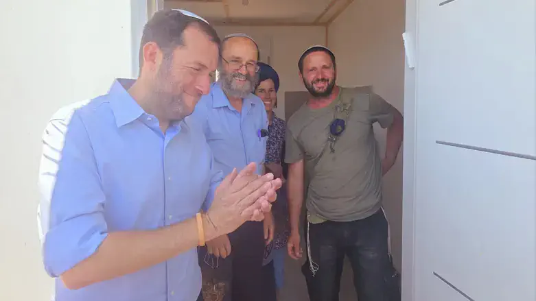 Йоси Даган и новоселы в Эйвале