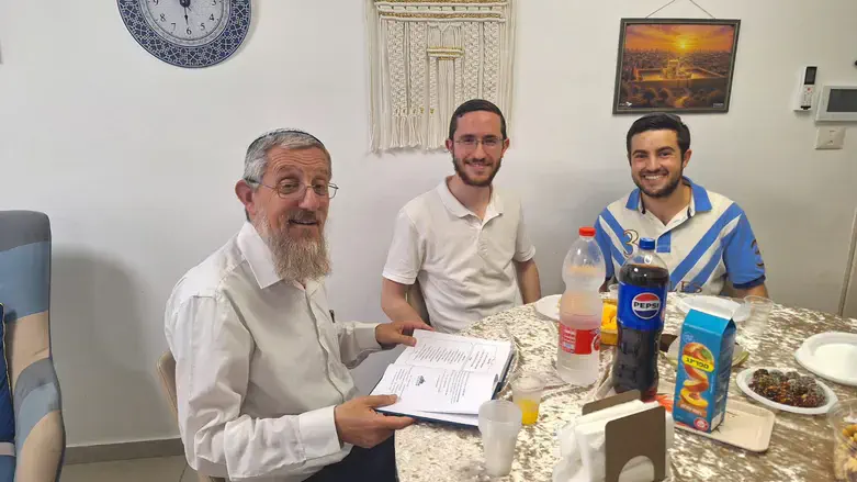 הרב אריה שטרן עם עורכי הספר