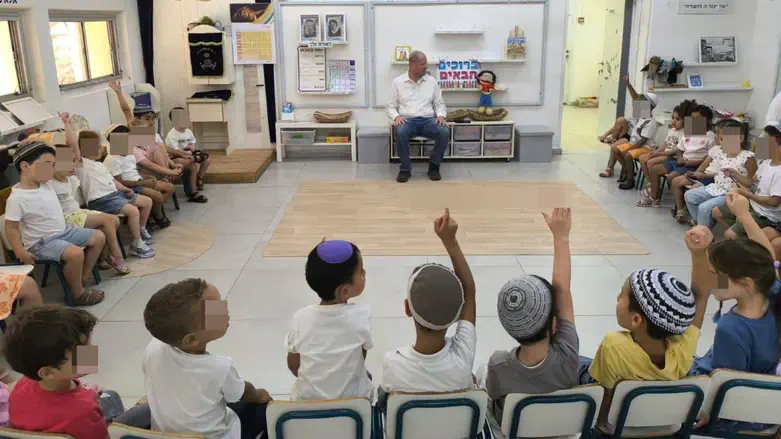 עוזאל ותיק בביקור בגן ילדים ביישוב