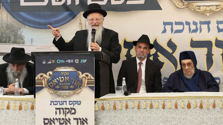 הרב שמואל אליהו בחנוכת המקווה