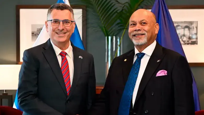 Gideon Sa’ar with the foreign minister of Nauru