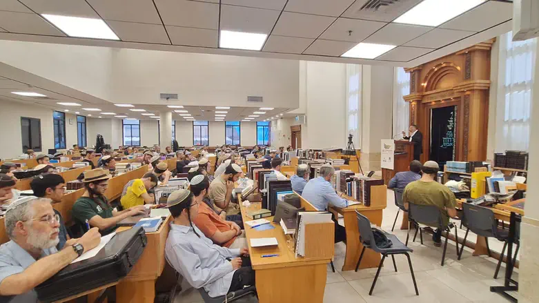 הרב אלאגזי מוסר שיעור בכנס