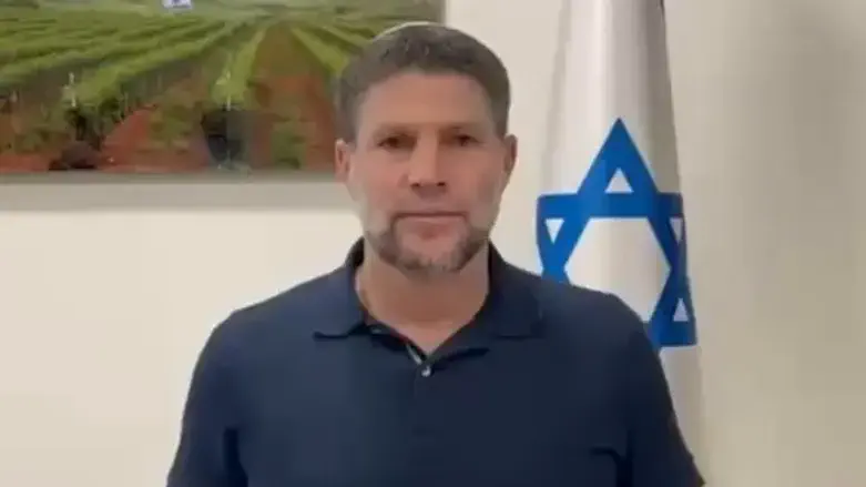 Bezalel Smotrich speaks before Cabinet meeting