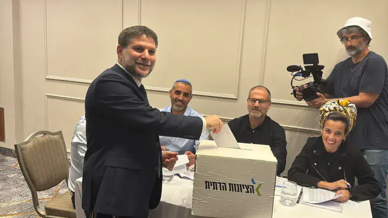 Bezalel Smotrich votes in the primaries