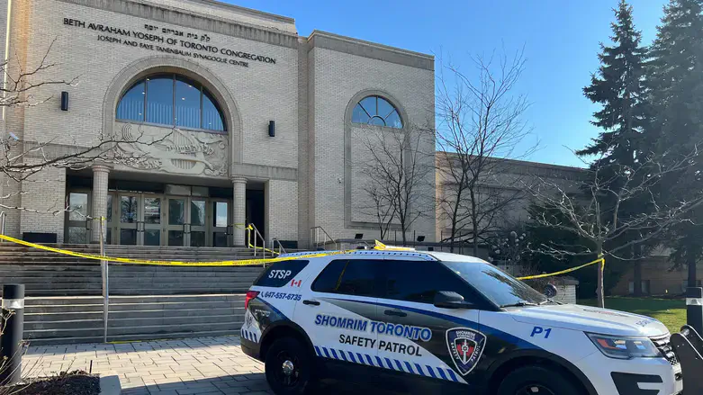 Security outside a Diaspora synagogue, illustration