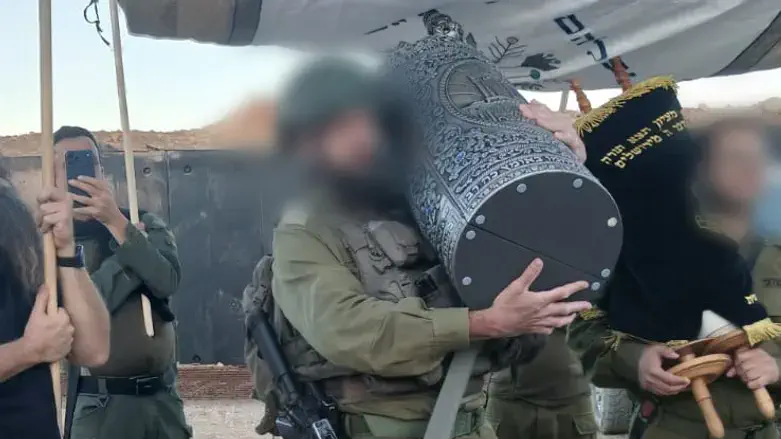 הכנסת ספר התורה לבסיס בכתר החרמון