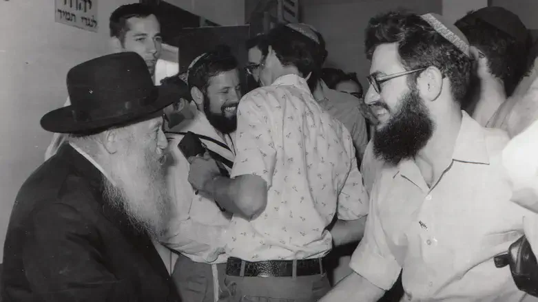 הרב צבי יהודה זצ"ל עם הרב פתחיה