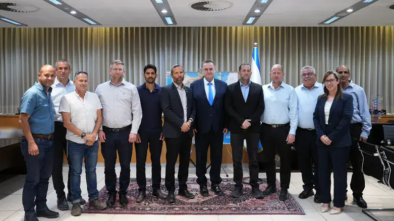 כ"ץ עם ראשי הרשויות