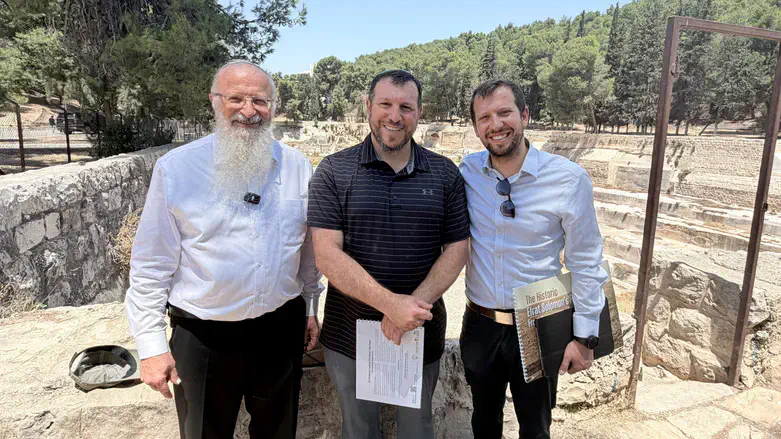 הרב שמואל אליהו יחד עם שר המורשת עמיחי אליהו