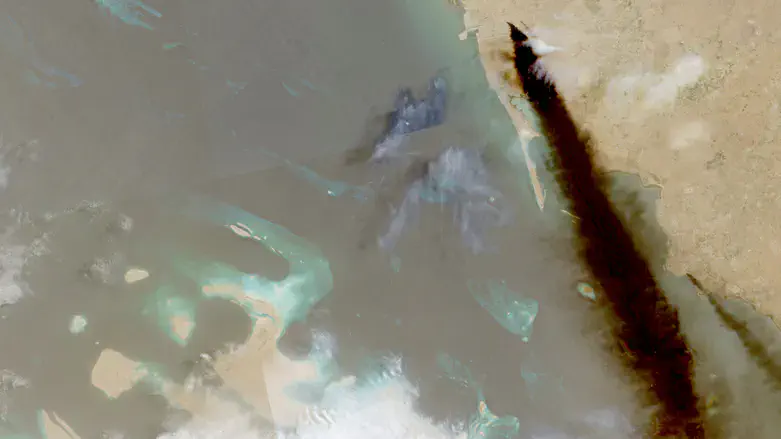 Smoke rising from oil facility in Jazan province, Saudi Arabia (archive)