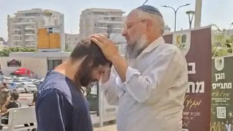הרב שמואל ששון עם בנו בבאקום