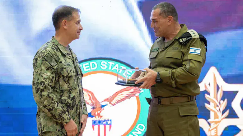 IDF Chief of Staff Eyal Zamir (R) presents Admiral Brad Cooper with the shofar