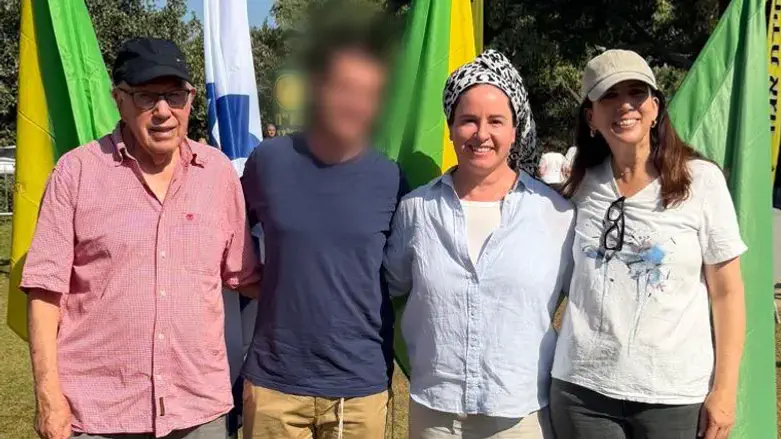 שרה עם בנה גלעד ואביו ואחותו של רועי ז"ל