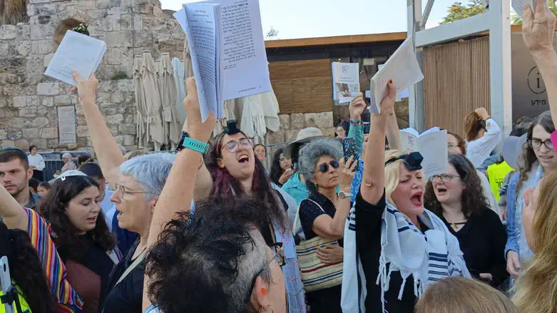 נשות הכותל בתפילה