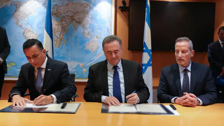 Katz signing the agreement