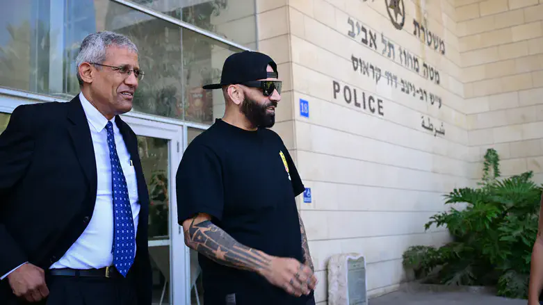 יואב אליאסי ביציאה מתחנת המשטרה