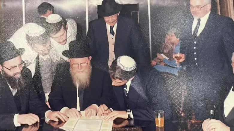 חתונתו של סנד, שכ"ץ היה בה העד שלו
