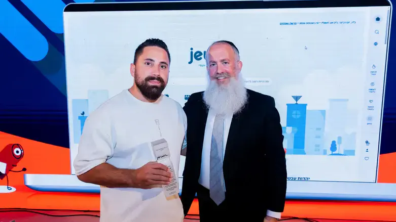 Rabbi Bistritzky with one of the investors