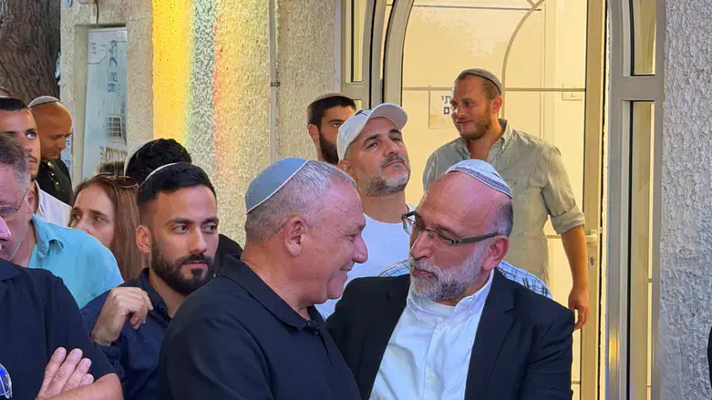 הרב לוי ואיזנקוט בחנוכת החדר