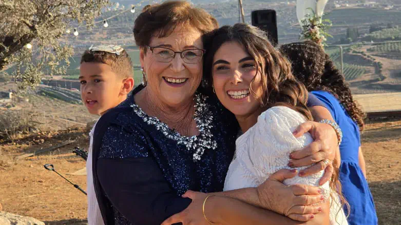 מרים פרץ עם נכדתה הלל