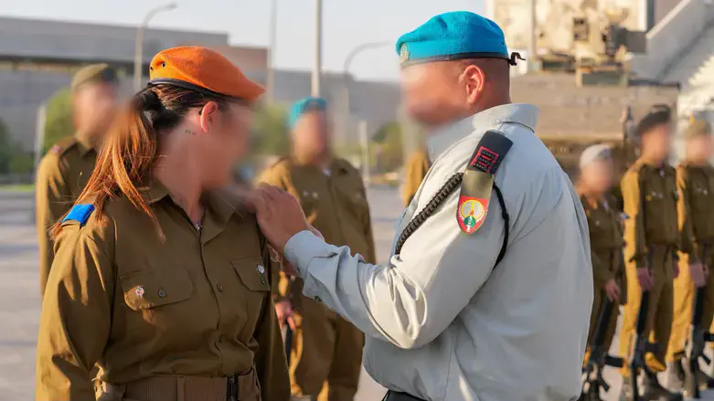 סרן ר' (מימין) בסיום ההכשרה
