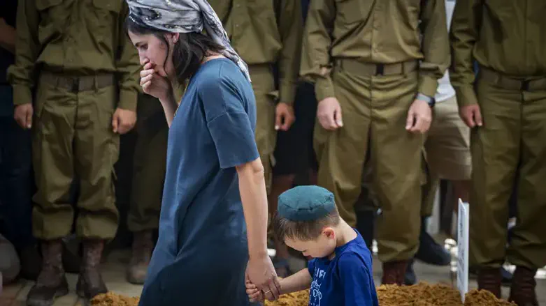 Eliya Birenstock at husband's funeral
