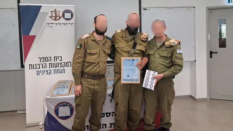סרן הרב א' (במרכז)